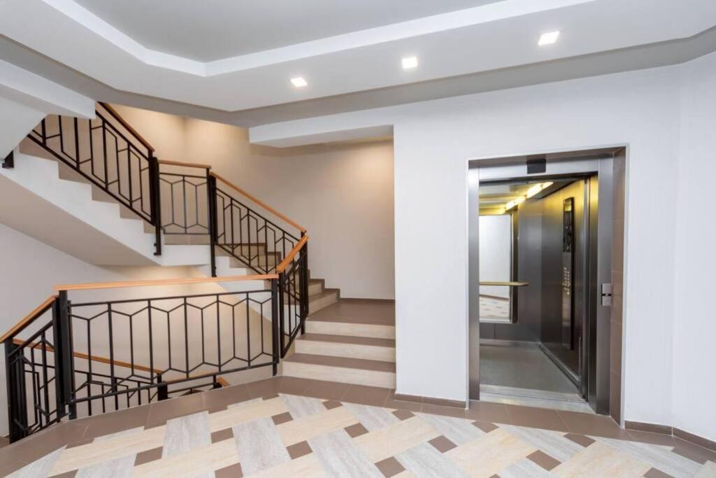 Follow The Sun - 4 Person Apartment Бар Екстериор снимка