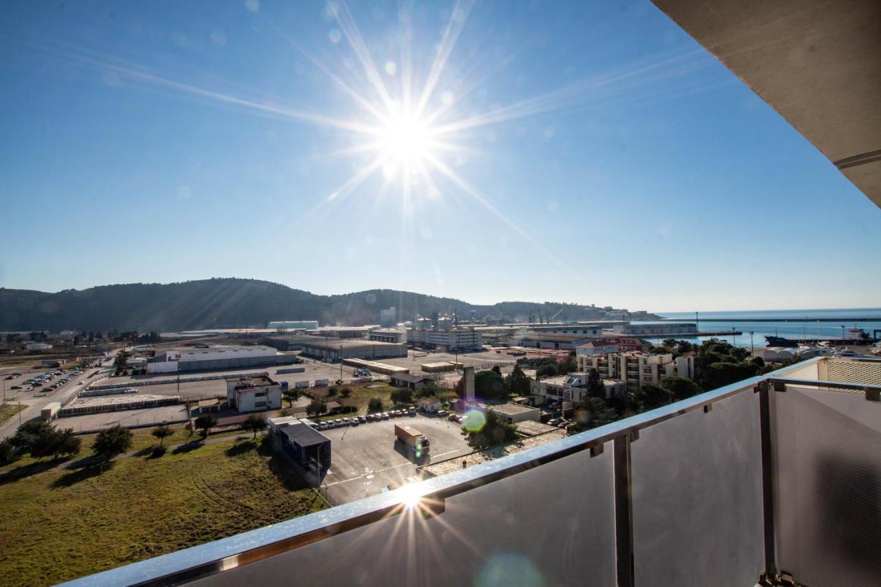 Follow The Sun - 4 Person Apartment Бар Екстериор снимка